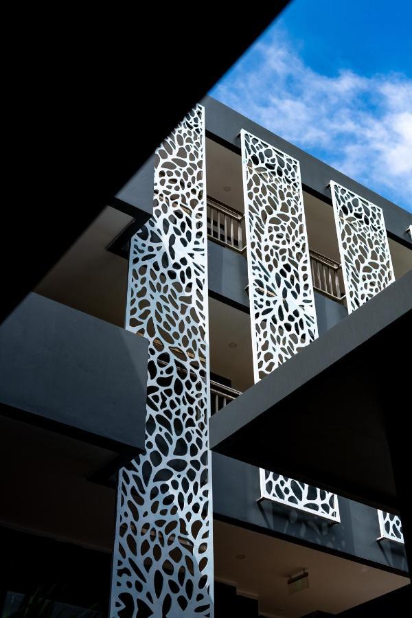 フォト ホテル プーケット【SHA Plus+認定】 エクステリア 写真 The building's facade