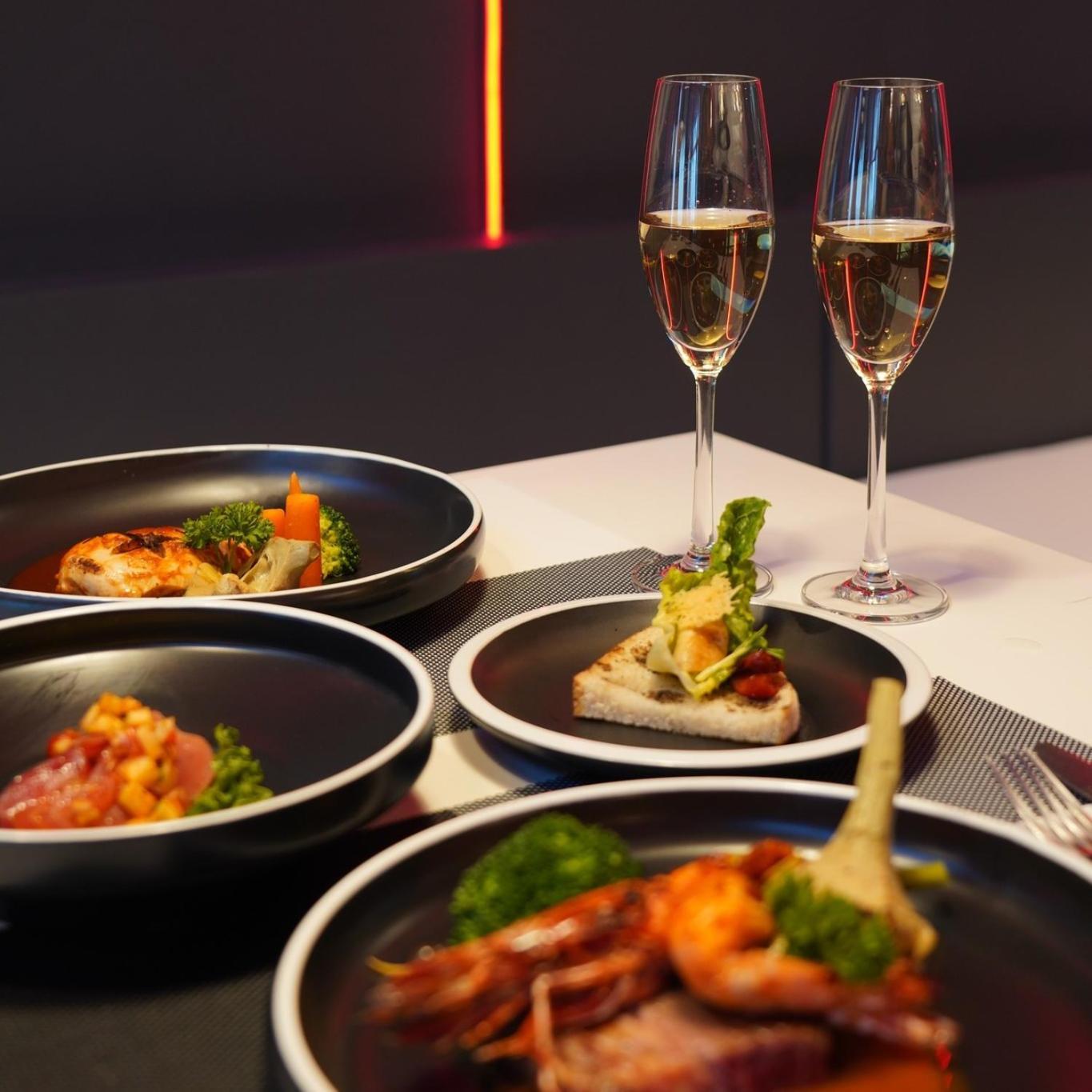 フォト ホテル プーケット【SHA Plus+認定】 エクステリア 写真 A meal at the restaurant