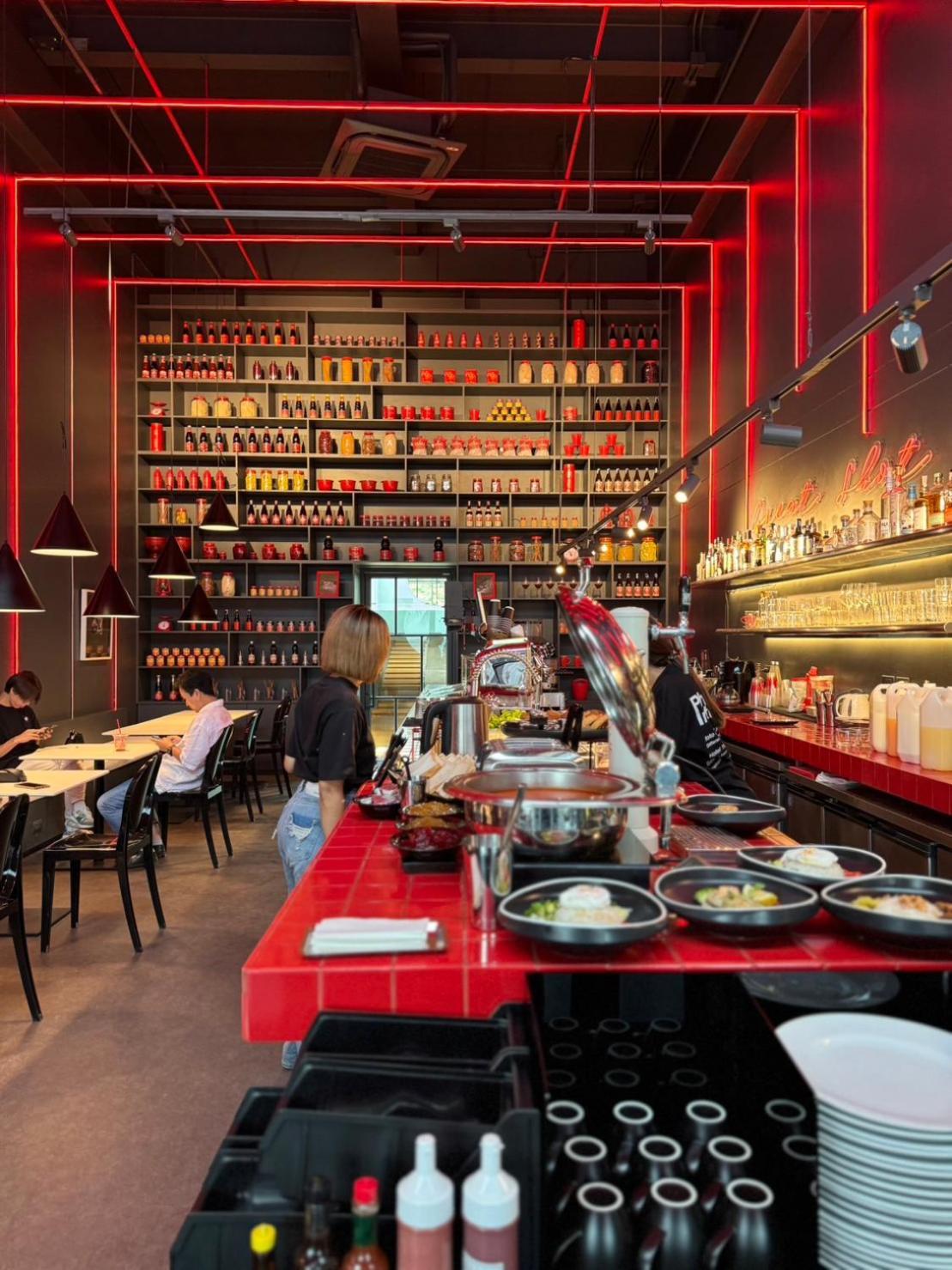 フォト ホテル プーケット【SHA Plus+認定】 エクステリア 写真 Interior of a Hooters restaurant in Shanghai, China