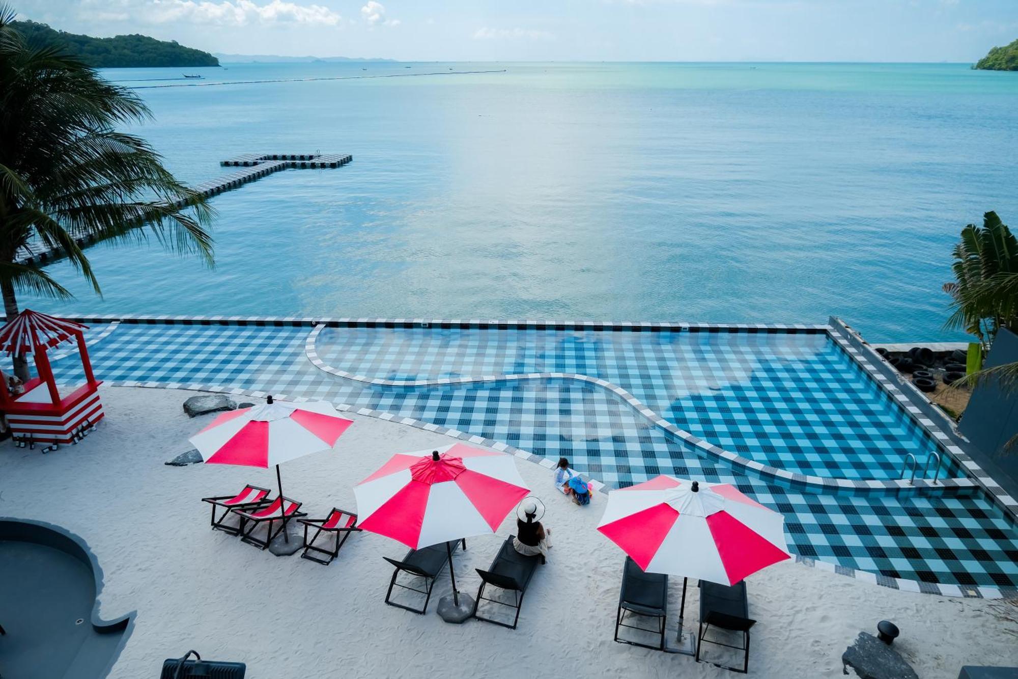 フォト ホテル プーケット【SHA Plus+認定】 エクステリア 写真 View of the Andaman Sea from the hotel