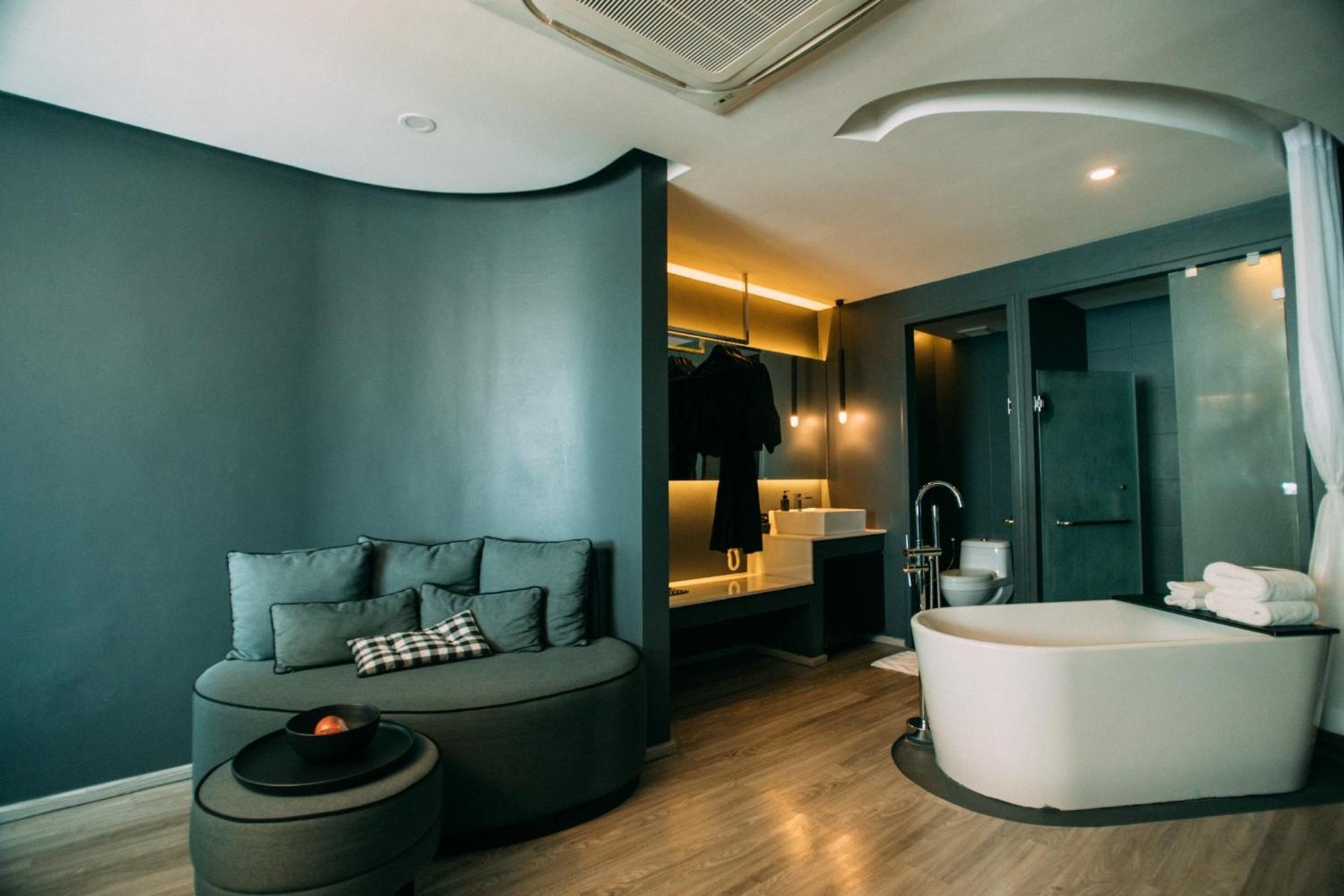 フォト ホテル プーケット【SHA Plus+認定】 エクステリア 写真 A bathroom at the hotel