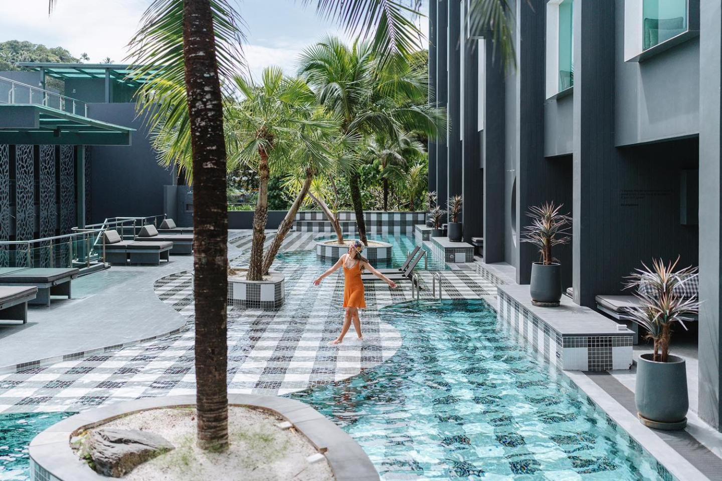 フォト ホテル プーケット【SHA Plus+認定】 エクステリア 写真 The swimming pool at the hotel