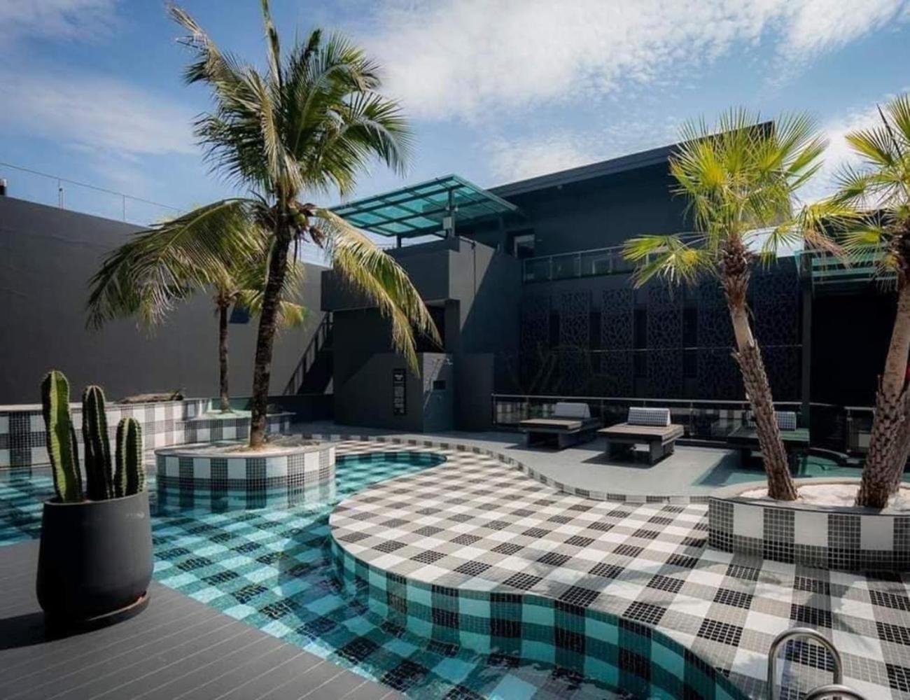 フォト ホテル プーケット【SHA Plus+認定】 エクステリア 写真 The pool at the hotel